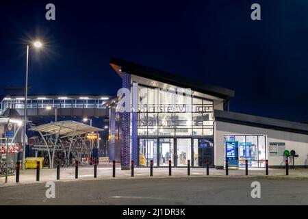 Stazione ferroviaria di Bicester Village di notte. Bicester, Oxfordshire, Inghilterra Foto Stock