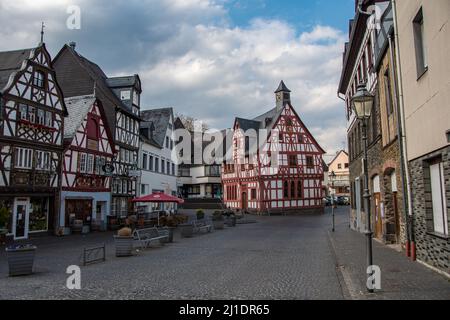 Rhens, Germania 20 marzo 2022, la città vecchia di Rhens con le sue belle case a graticcio Foto Stock