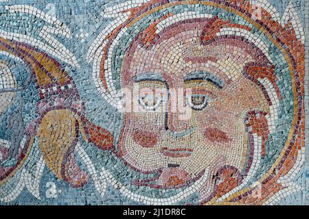 Un Mosaico colorato presso la Chiesa degli Apostoli, Madaba, Giordania. Foto Stock