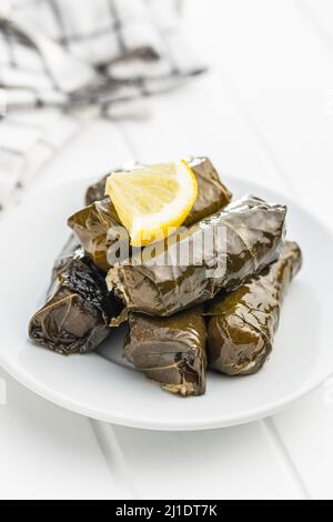 Dolmades. Foglie di vite ripiene. Antipasto greco sul piatto. Foto Stock