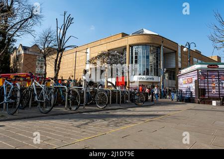 Kingston-upon-Thames, Kingston London UK, marzo 23 2022, grande John Lewis Department Store contro Un Clear Blue Sky Foto Stock