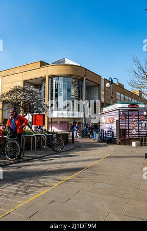 Kingston-upon-Thames, Kingston London UK, marzo 23 2022, grande John Lewis Department Store contro Un Clear Blue Sky Foto Stock
