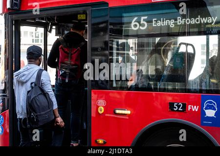 Kingston-upon-Thames, Kingston London UK, marzo 23 2022, passeggeri o persone che imbarcheranno Su un autobus a due piani rosso Foto Stock