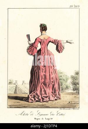 Vista posteriore di una donna francese in costume di metà del 18th secolo. Camice in velluto lungo con maniche e trenino, guanti, ventilatore e headdress floreale. Costume de Dame a la ville. Regne de Louis XV Litografia a mano di Lorenzo Bianchi e Domenico Cuciniello dopo Ippolite Lecomte di Costumi civili e militanti della monarchia francese dal 1200 al 1820, Napoli, 1825. Edizione italiana dei costumi civili e militari della monarchia francese di Lecomte dal 1200 al 1820. Foto Stock