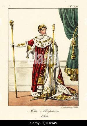 Napoleone Bonaparte in abiti cerimoniali dell'imperatore di Francia, 1804. Con corona d'oro, mantello in velluto rosso con rifiniture in ermine e ricamo in oro, abiti bianchi, scettro in oro e aquila. Costume de l'Empereur 1804. Dopo l'intervento di Francesco Gérard. Litografia a mano di Lorenzo Bianchi e Domenico Cuciniello dopo Ippolite Lecomte di Costumi civili e militanti della monarchia francese dal 1200 al 1820, Napoli, 1825. Edizione italiana dei costumi civili e militari della monarchia francese di Lecomte dal 1200 al 1820. Foto Stock