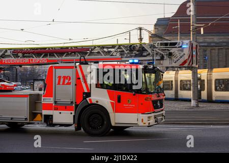 Un motore antincendio a Lipsia conduce rapidamente a una missione con luci blu e sirena. Foto Stock