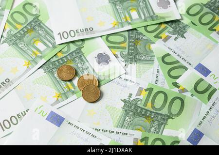 Moneta europea in banconote da 100 euro e monete. Vista dall'alto. Banconote in euro sfondo. Foto Stock