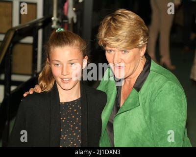 Londra, UK, 24th Mar 2022, la Broadcaster Clare Balding e sua nipote Flora partecipano alla Wicked Media Night all'Apollo Victoria Theatre Foto Stock