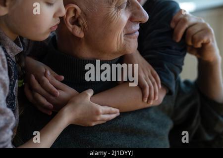 Legame con la famiglia. Nonno e bambino che tengono le mani insieme, primo piano vista. Panorama Foto Stock