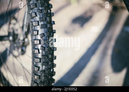 Pneumatico in gomma nera con grandi manopole da una mountain bike da vicino fermo Foto Stock