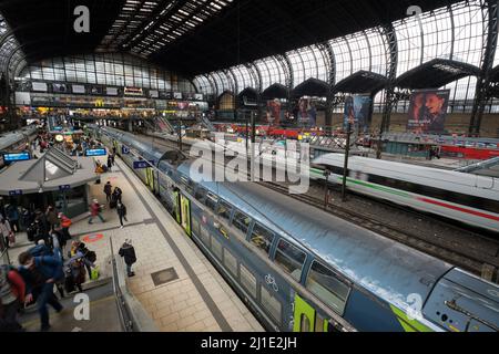 17.12.2021, Germania, Amburgo, Amburgo - treno regionale alla stazione principale di Amburgo. 00A211217D057CAROEX.JPG [RELEASE MODELLO: NO, RELEASE PROPRIETÀ: NO (C) C Foto Stock