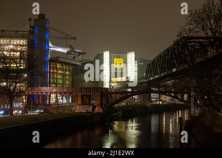 26.01.2022, Germania, Berlino, Berlino - metropolitana al piano terra, sulla sinistra Museo tedesco della tecnologia. 00A220126D766CAROEX.JPG [MODELLO COMUNICATO: NON RICORREAB Foto Stock