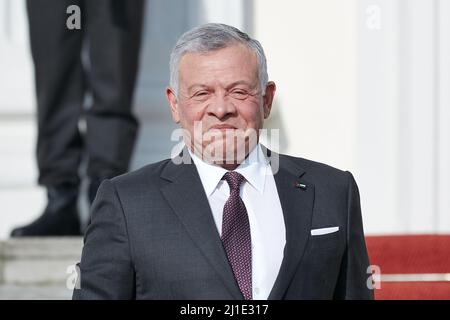 15.03.2022, Germania, Berlino, Berlino - Abdullah II bin al-Hussein, re del regno hashemita di Giordania di fronte al Palazzo Bellevue. 00R220315D011CA Foto Stock