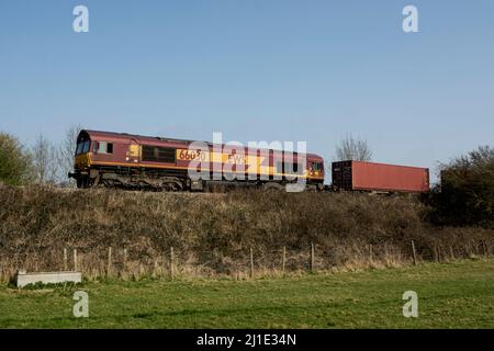 Locomotiva diesel EWS classe 66 n. 66030 che traina un treno freightliner, Warwickshire, Regno Unito Foto Stock