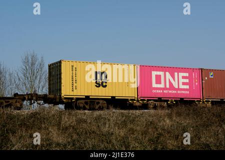 MSC e Ocean Network Express su un treno freightliner, Warwickshire, Regno Unito Foto Stock