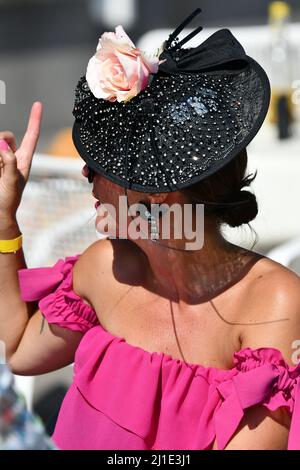 04.09.2021, Germania, Baden-Wuerttemberg, Iffezheim - donna elegantemente vestita con cappello ha sollevato il dito indice. 00S210904D348CAROEX.JPG [VERSIONE MODELLO: Foto Stock