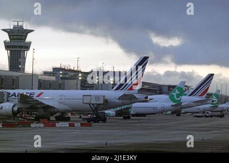 02.10.2021, Francia, Parigi - Air France e Transavia aerei di fronte al terminal dell'aeroporto di Orly. 00S211002D505CAROEX.JPG [VERSIONE MODELLO: NO, PR Foto Stock