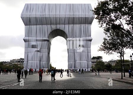 02.10.2021, Francia, , Parigi - l'Arco di Trionfo avvolto. L'idea, nata nel 1962 dagli artisti Christo e Jeanne-Claude, è stata postumamente Foto Stock