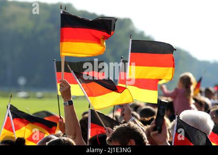 03.10.2021, Germania, Brandeburgo, Hoppegarten - le persone ondano bandiere nazionali in occasione della Giornata dell'unità tedesca. 00S211003D537CAROEX.JPG [VERSIONE MODELLO: NO, PROPRIETÀ R Foto Stock