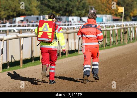 24.10.2021, Germania, bassa Sassonia, Hannover - medico di emergenza e paramedici del Johannitre Unfall-Hilfe correre rapidamente al sito dell'incidente. 00S2110 Foto Stock