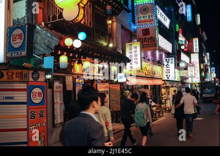 28.04.2013, Corea del Sud, , Seoul - la gente passeggia in serata attraverso le strade e i vicoli illuminati al neon nel vivace quartiere dei divertimenti Insadong wi Foto Stock