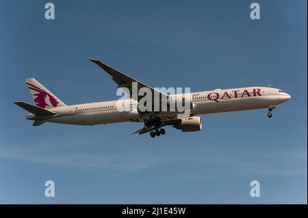29.11.2021, Singapore, Singapore - Un aereo passeggeri Qatar Airways tipo Boeing 777-300 ER con registrazione A7-BAU su approccio a Changi Inter Foto Stock