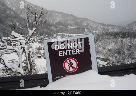 28.12.2017, Japan, Gifu, Shirakawa-go - View from the Ogimachi Castle Observation Deck of the snowy winter landscape around the historic Japanese vill Foto Stock