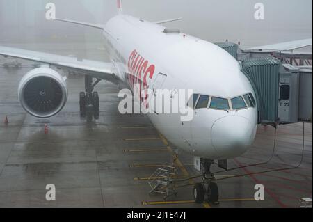 14.12.2021, Svizzera, Zurigo - Una linea aerea internazionale svizzera Boeing 777-300ER parchi aerei passeggeri in uno stand presso il molo e di Zurigo Foto Stock