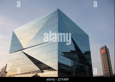 22.12.2021, Germania, , Berlino - Vista del futuristico edificio Cube di Berlino del 3XN vicino alla stazione centrale di Berlino a Washingtonplatz, a nord della Sp Foto Stock