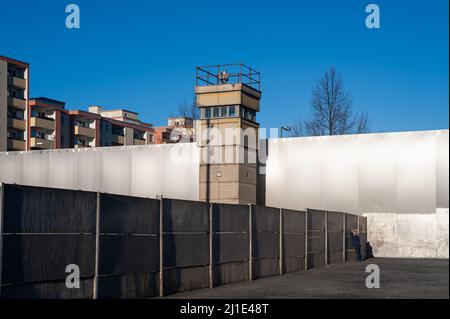 06.01.2022, Germania, , Berlino - il Memoriale del Muro di Berlino con una torre di confine, segmenti di parete in cemento e un muro di acciaio lungo Bernauer Strasse nel mi Foto Stock