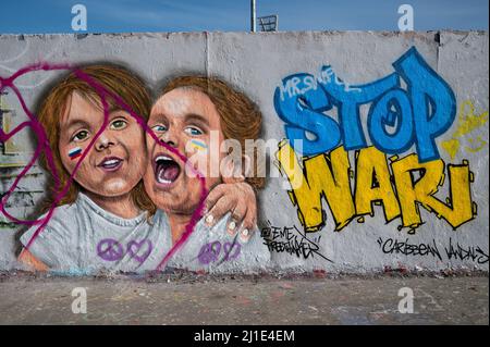02.03.2022, Germania, Berlino - un graffito dell'artista EME Freethinker su un segmento del muro di Berlino nel Mauerpark di Berlino con il messaggio Stop War A. Foto Stock