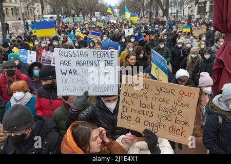 06.03.2022, Germania, Berlino, Berlino - dimostrazione con manifesti contro Putin e la guerra in Ucraina davanti all'ambasciata russa sotto il Linden Foto Stock