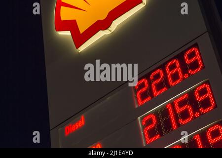 09.03.2022, Germania, Berlino, Berlino - Prezzi di benzina e diesel Steigene in una stazione di servizio Shell. 00U220309D058CAROEX.JPG [VERSIONE DEL MODELLO: NO, PROPRIETÀ Foto Stock