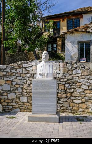 26.08.2021, Grecia, Macedonia orientale e Tracia, Theologos - villaggio di montagna Theologos sull'isola di Thassos. Casa padronale in vendita, di fronte monu Foto Stock