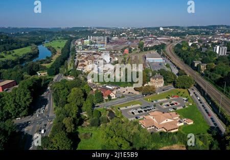 08.09.2021, Germania, Renania settentrionale-Vestfalia, Witten - City view Witten, sulla sinistra la Ruhr al B 226, nel mezzo della zona industriale della st Foto Stock