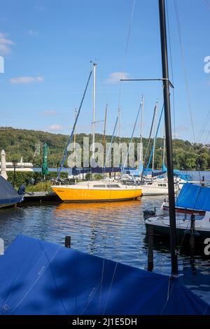 20.09.2021, Germania, Renania settentrionale-Vestfalia, Essen - Barche a vela presso Haus Scheppen sul lago Baldeney. Haus Scheppen è un ex nobile proprietà feudale di Foto Stock