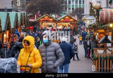 03.12.2021, Germania, Renania Settentrionale-Vestfalia, Essen - mercato di Natale ad Essen in tempi di pandemia di Corona sotto 2G condizioni. I visitatori devono essere recov Foto Stock