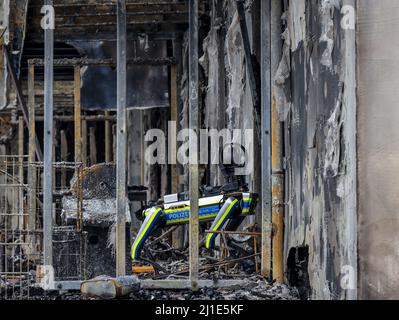 22.02.2022, Germania, Renania settentrionale-Vestfalia, Essen - incendio di grande portata nella Weststadt di Essen. A causa del pericolo di collasso, l'appartamento in rovina si blocca Foto Stock