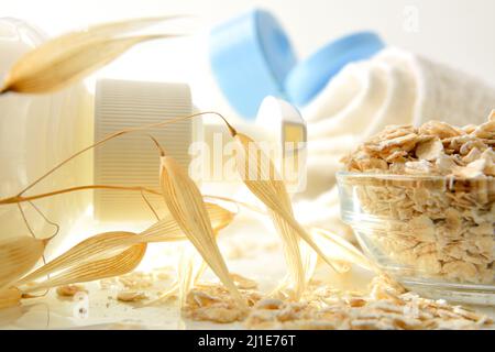 Particolare dei prodotti da bagno con estratto di avena su tavola bianca con cannucce. Vista frontale. Composizione orizzontale. Foto Stock