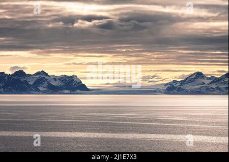 Tramonto a Svalbard vicino Longyearbyen Foto Stock