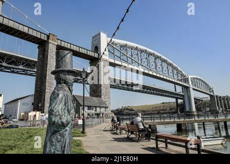 Una statua del regno di Isambard Brunel Survey è il suo Royal Albert Bridge, un ponte ferroviario storico a binario singolo che collega Devon e Cornovaglia. Dal sale Foto Stock