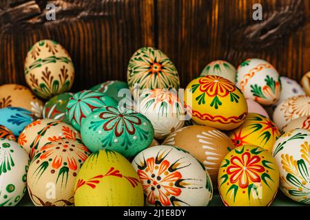 Happy Easter.colorful dipinto a mano uova di Pasqua decorate. Artigianato di Pasqua artigianale.Spring decorazione sfondo. Tradizione festiva per l'Europa orientale c Foto Stock