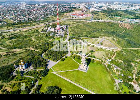 Mamayev Kurgan con la Patria chiama statua. Volgograd, Russia Foto Stock