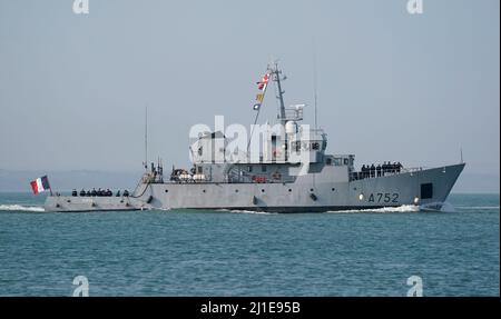 I membri dell'equipaggio si levano a poppa della nave da addestramento di classe leopardo francese FS Guepard mentre attraversa il Solent verso il porto di Portsmouth. Data foto: Venerdì 25 marzo 2022. Foto Stock