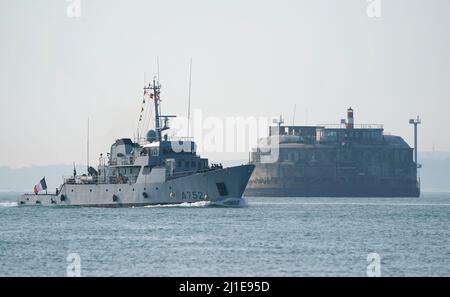 I membri dell'equipaggio si levano a poppa della nave da addestramento di classe leopardo francese FS Guepard mentre attraversa il Solent verso il porto di Portsmouth. Data foto: Venerdì 25 marzo 2022. Foto Stock