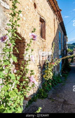 Strada in un villaggio in Provenza con vecchie case Foto Stock