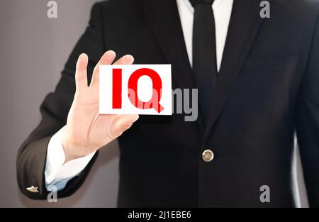 Concetto di parola IQ su cubo di legno. Simbolo di intelligenza. Cervello o background di talenti. Foto Stock