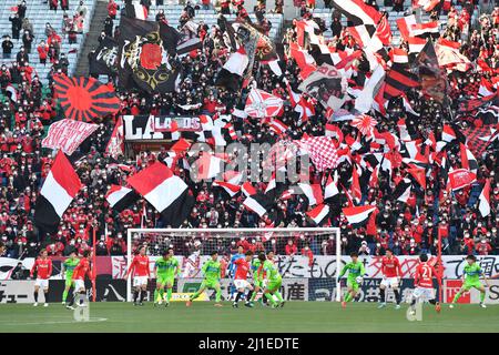 I tifosi di Urawa Reds si acclamano durante la partita della Lega 2022 J1 tra i Diamanti rossi di Urawa 2-0 Shonan Bellmare al Saitama Stadium 2002 di Saitama, Giappone, 6 marzo 2022. (Foto di AFLO) Foto Stock