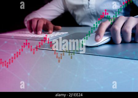 Business man trader utilizzando computer con tastiera e mouse, borsa, economia finanziaria aziendale grafico prezzo dati analytics, cripta Foto Stock