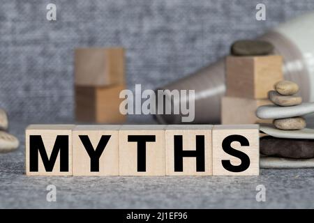 Blocchi di legno con il testo: Miti, business concept Foto Stock